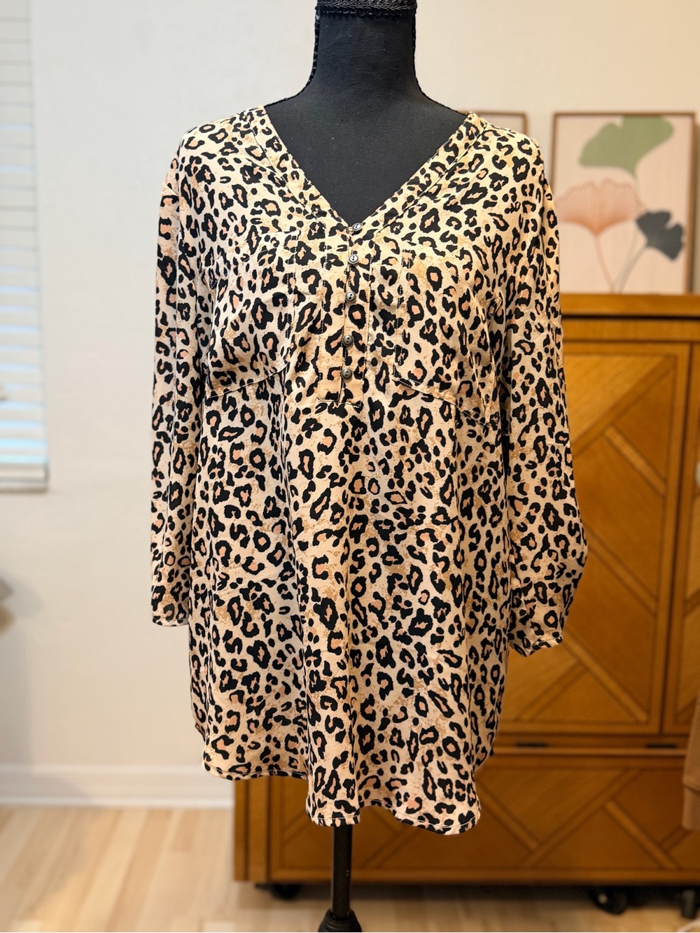 Maurices Leopard Print Button Tunic Blouse Size M Roll Tab Sleeve Pockets